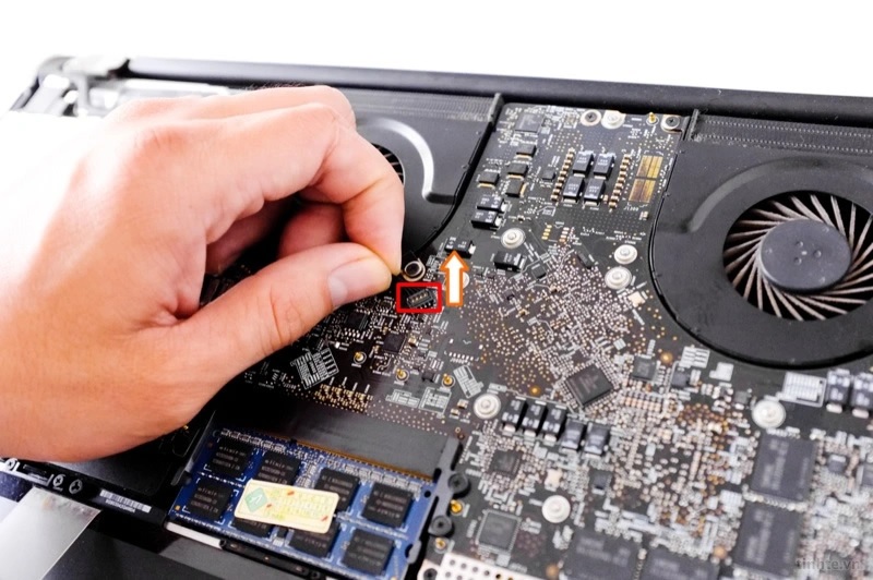 kiểm tra macbook cũ qua mainboard