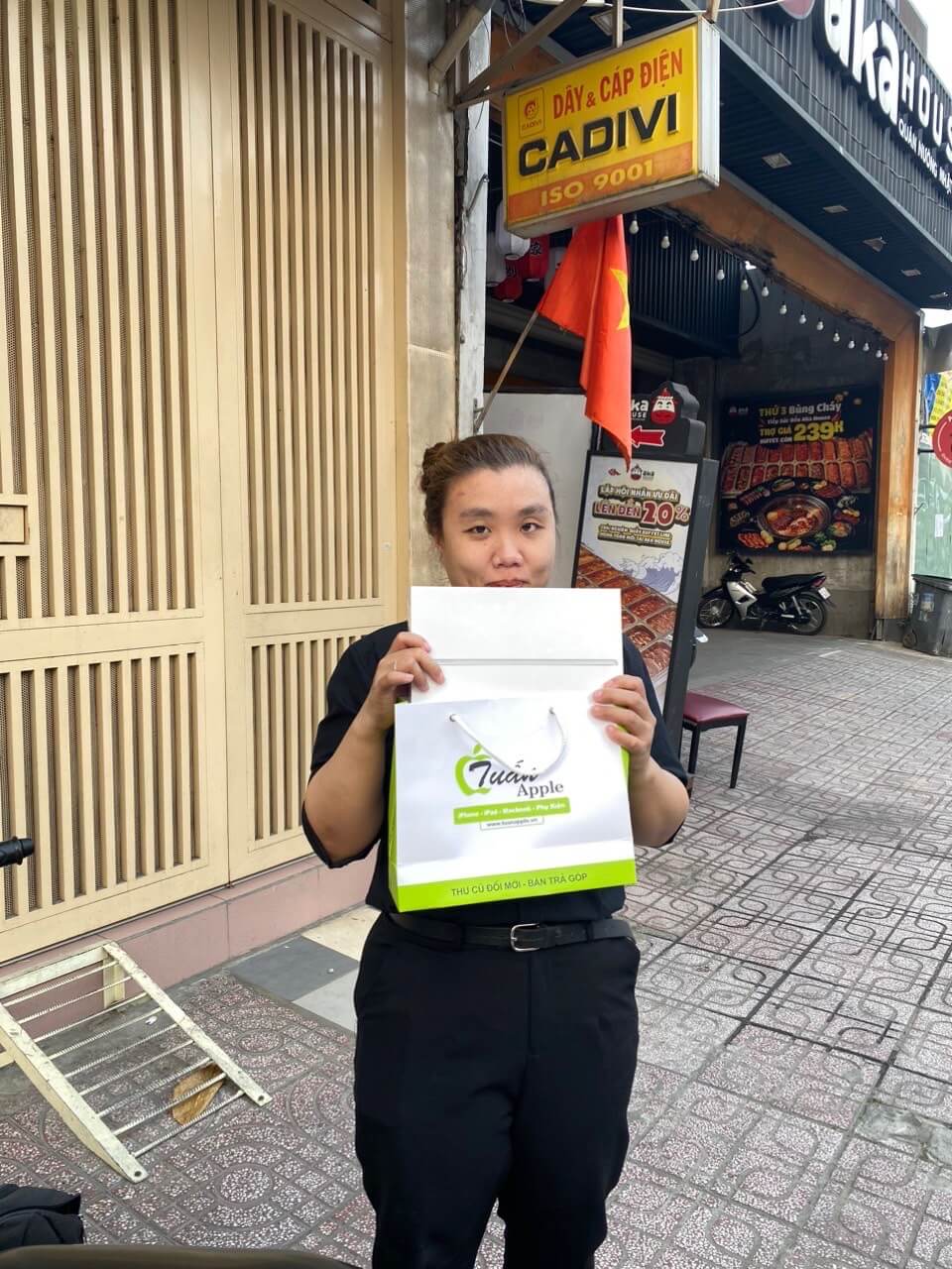 Hình ảnh khách hàng sử dụng dịch vụ thu mua Macbook tại Tuấn Apple