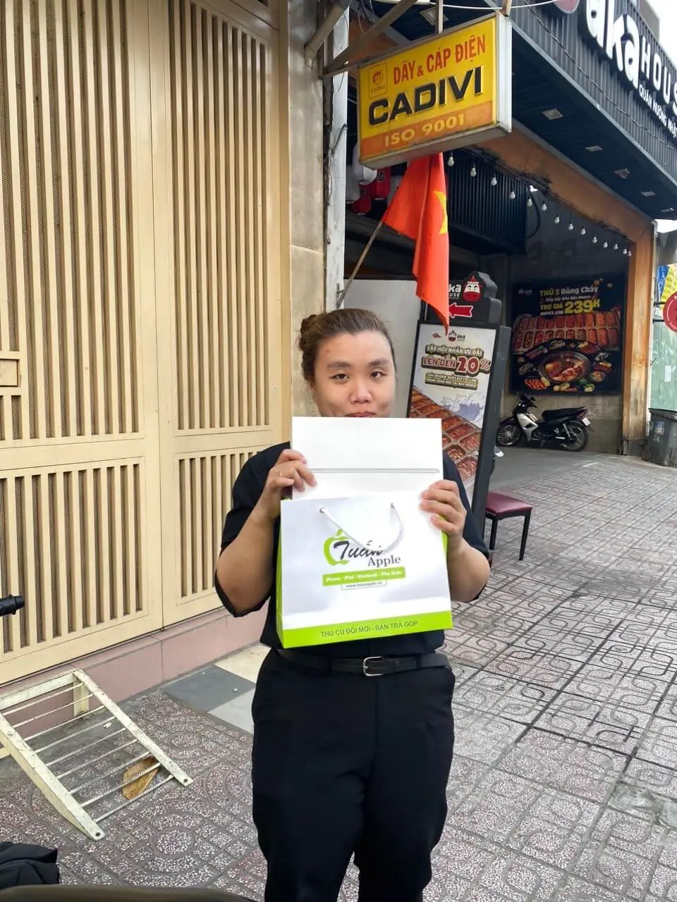 Hình ảnh khách hàng sử dụng dịch vụ thu mua Macbook tại TuanDigi 