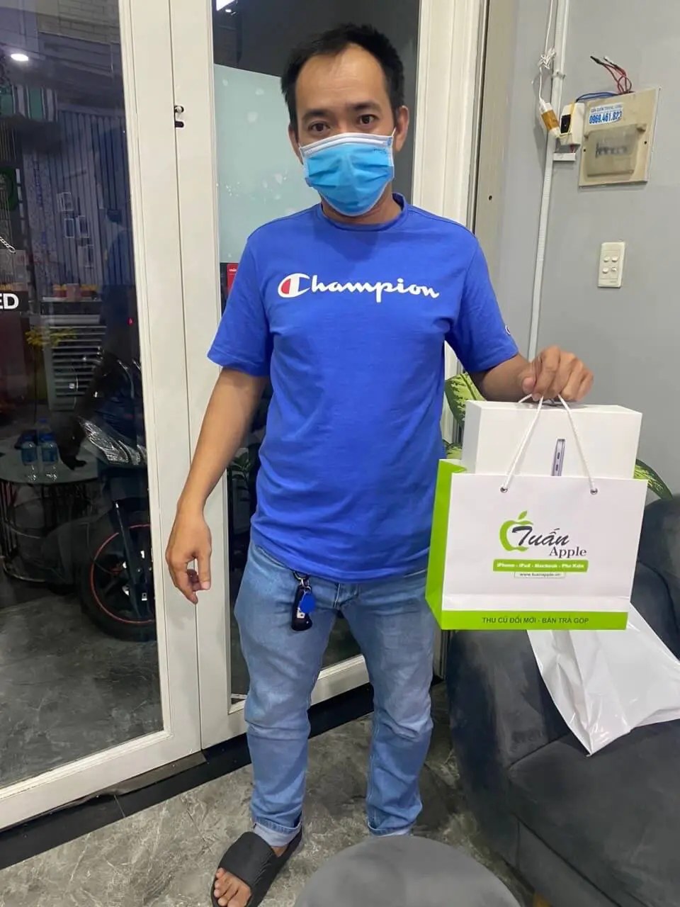 Hình ảnh khách hàng sử dụng dịch vụ thu mua Macbook tại TuanDigi 