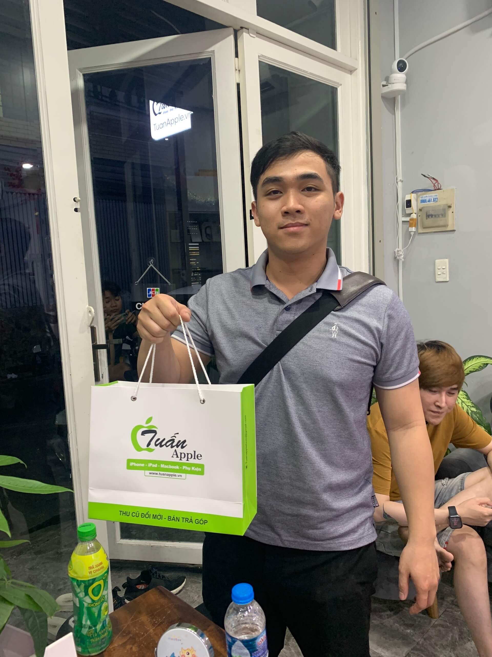 Khách hàng đã sử dụng dịch vụ thu mua iPhone cũ tại Tuấn Apple