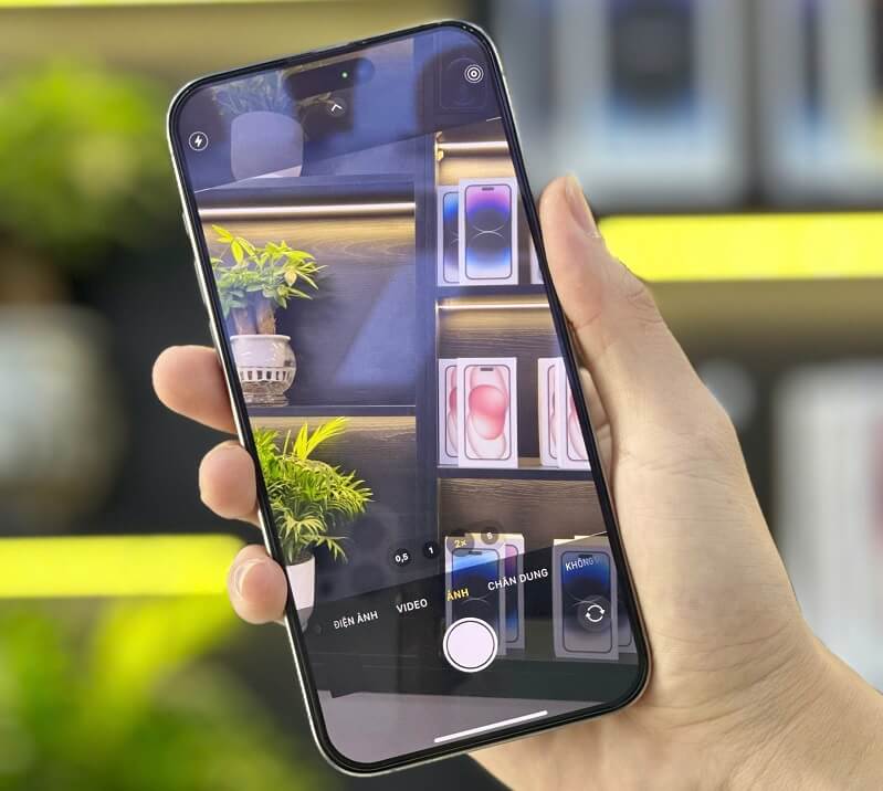 iPhone 15 Pro trang bị màn hình Super Retina XDR hỗ trợ công nghệ ProMotion