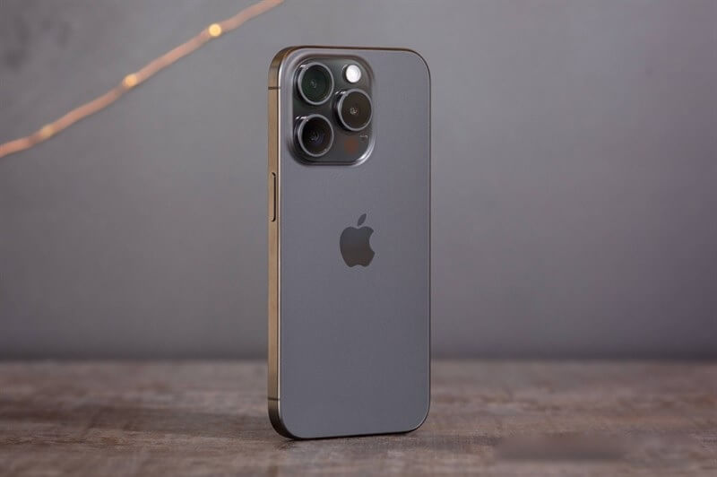 iPhone 15 Pro được thiết kế với khung viền phẳng hiện đại