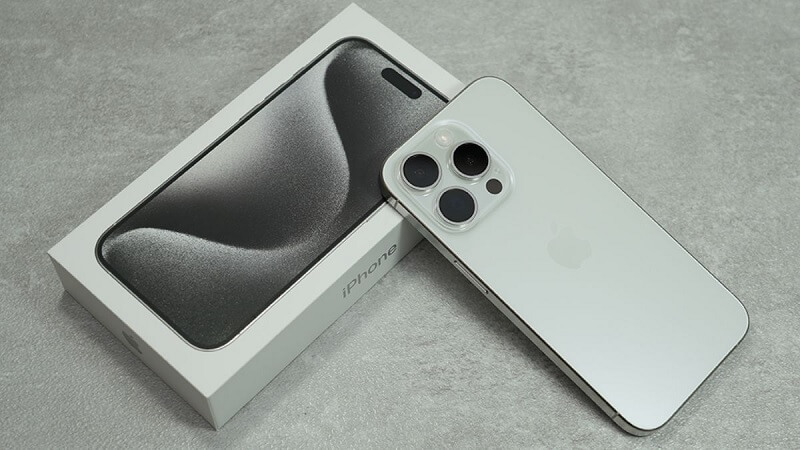 iPhone 15 Pro Max thiết kế sang trọng với khung viền Titanium