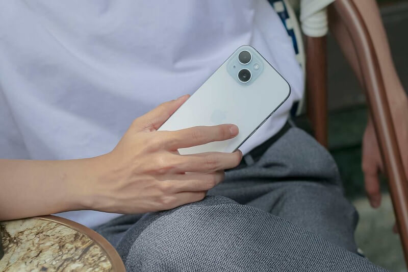 iPhone 15 thường có hệ thống camera chính 48MP