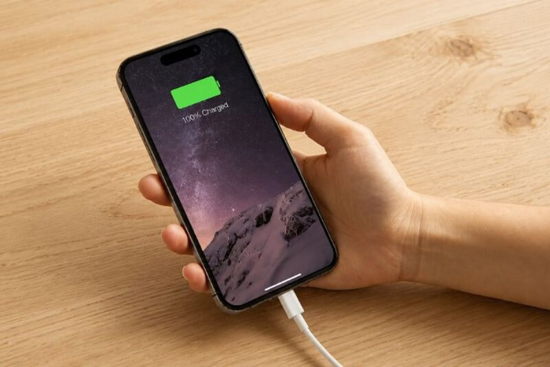 iPhone 15 thường hỗ trợ khả năng sạc 20 W