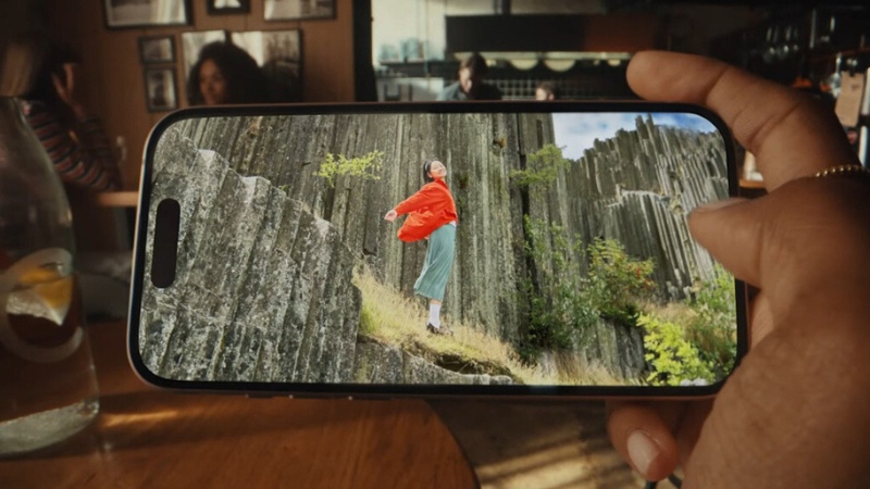 So sánh iPhone 14 Pro Max và iPhone 15 Plus qua màn hình