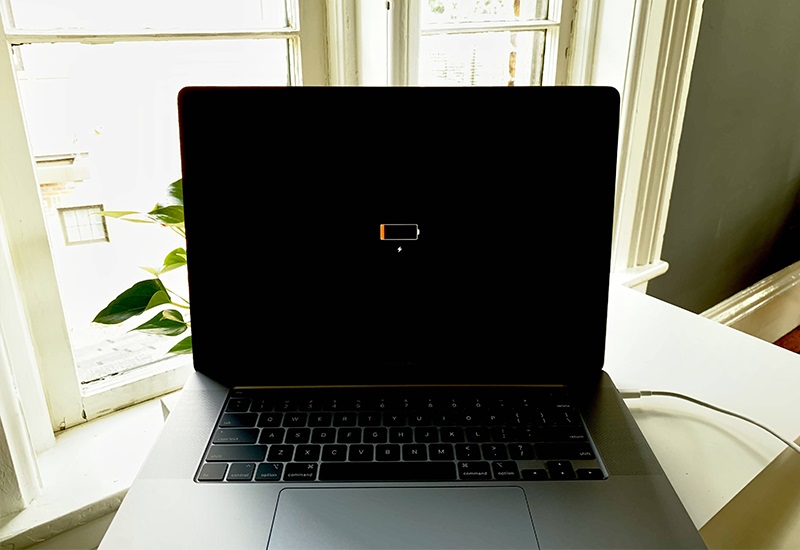 Nguyên nhân Macbook mở không lên màn hình