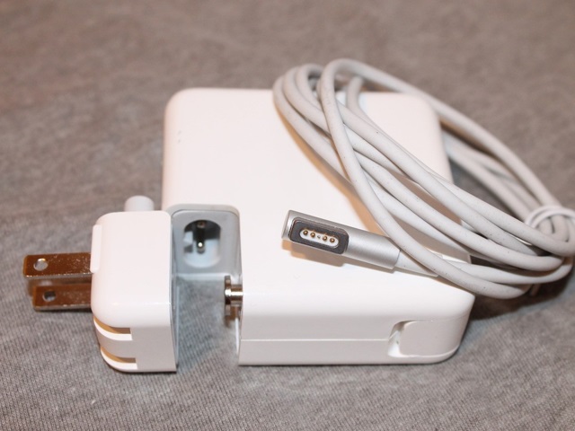 Có nên tự tháo cục sạc Macbook Pro?