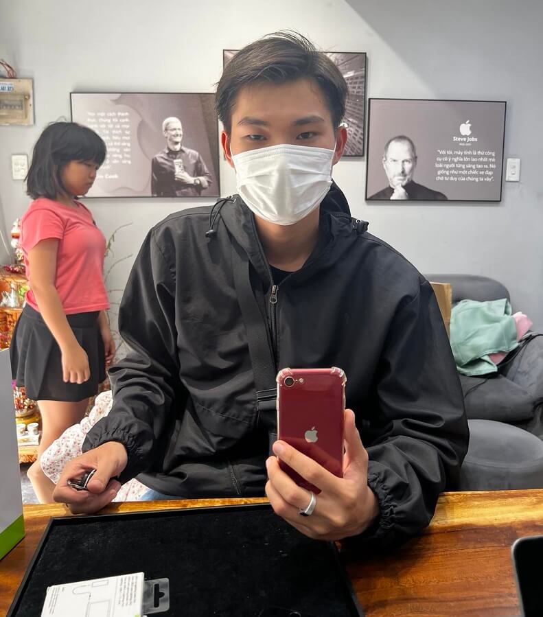 Hình ảnh khách hàng mua điện thoại cũ tại Tuấn Apple