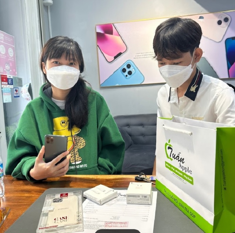 Hình ảnh khách hàng mua điện thoại cũ tại Tuấn Apple