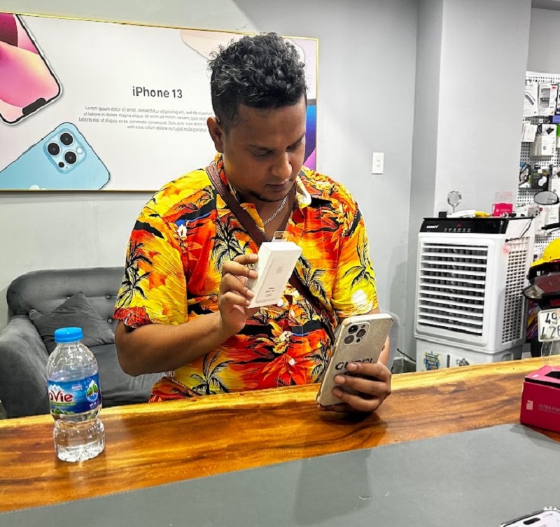 Hình ảnh khách hàng mua điện thoại cũ tại Tuấn Apple