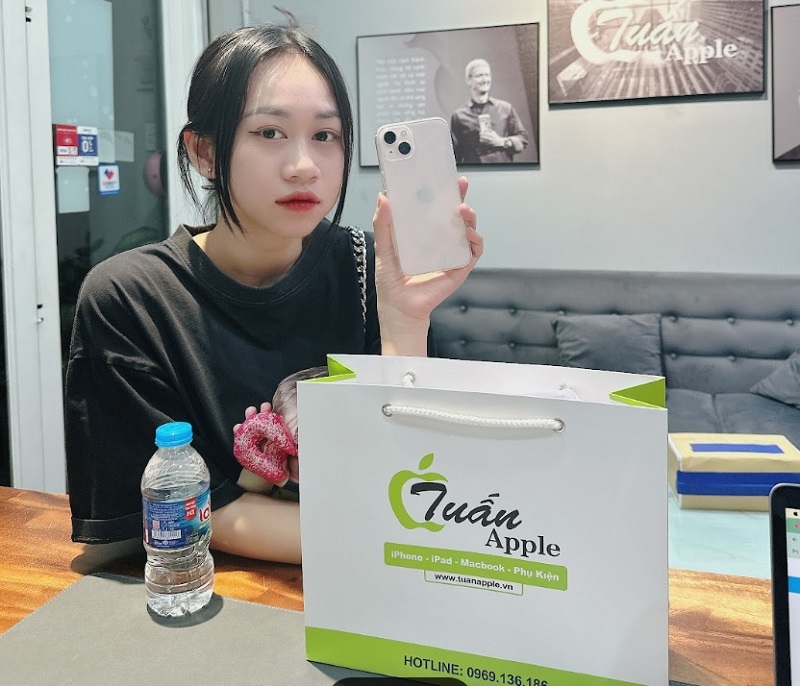 Hình ảnh khách hàng mua điện thoại cũ tại Tuấn Apple
