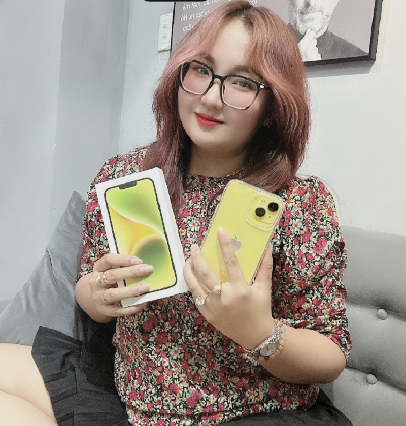 Hình ảnh khách hàng mua điện thoại cũ tại Tuấn Apple