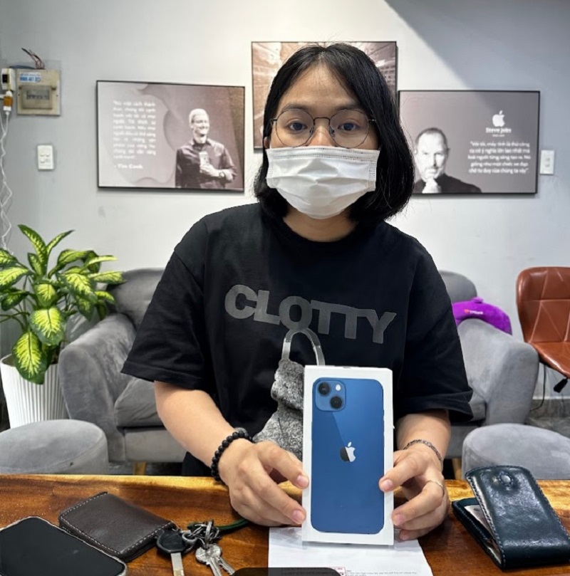 Hình ảnh khách hàng mua điện thoại cũ tại Tuấn Apple