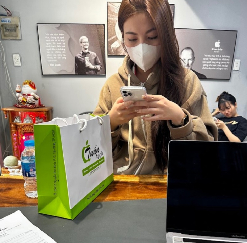 Hình ảnh khách hàng mua điện thoại cũ tại Tuấn Apple