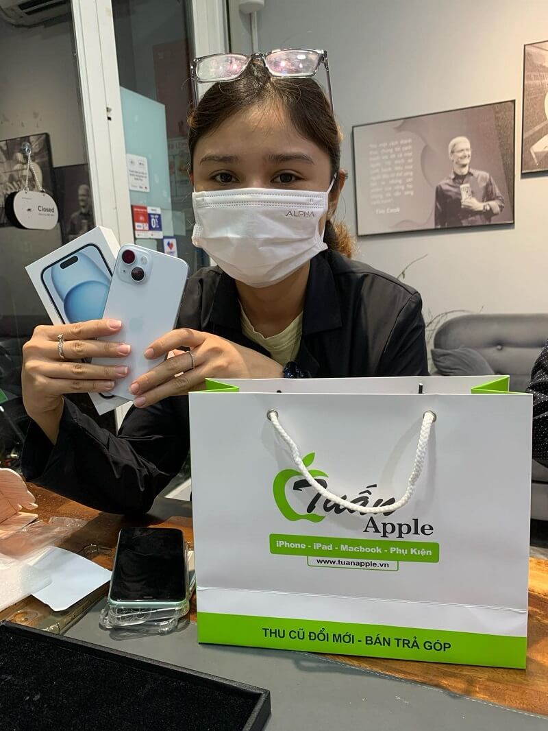 Hình ảnh khách hàng mua điện thoại cũ tại Tuấn Apple