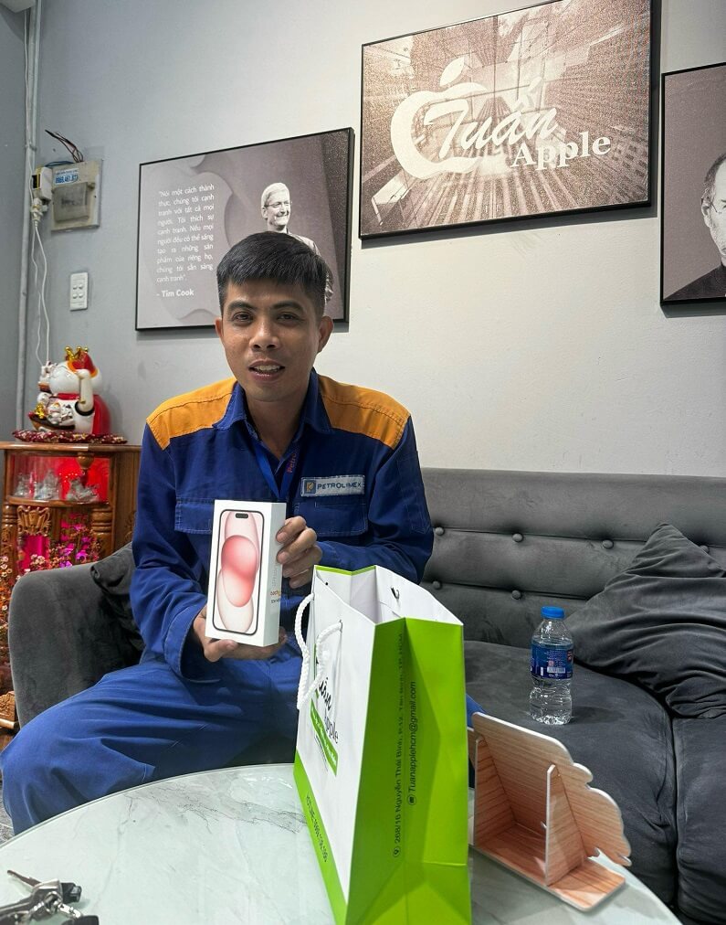 Hình ảnh khách hàng mua điện thoại cũ tại Tuấn Apple