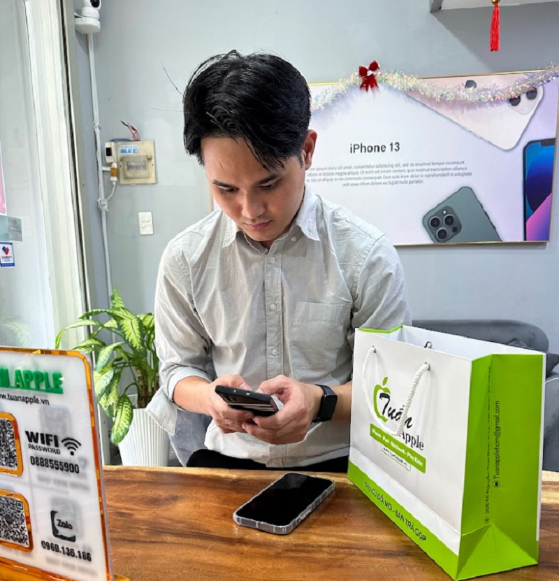 Hình ảnh khách hàng mua điện thoại cũ tại Tuấn Apple
