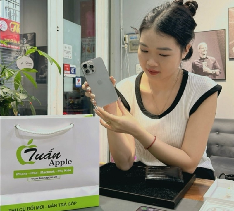 Hình ảnh khách hàng mua điện thoại cũ tại Tuấn Apple
