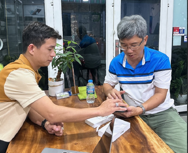 Hình ảnh khách hàng mua điện thoại cũ tại Tuấn Apple