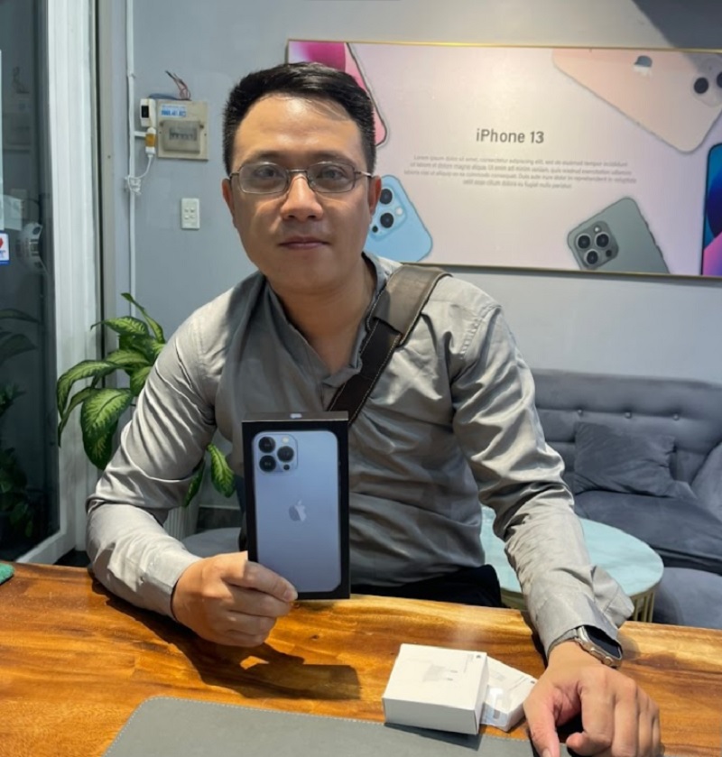 Hình ảnh khách hàng mua điện thoại cũ tại Tuấn Apple