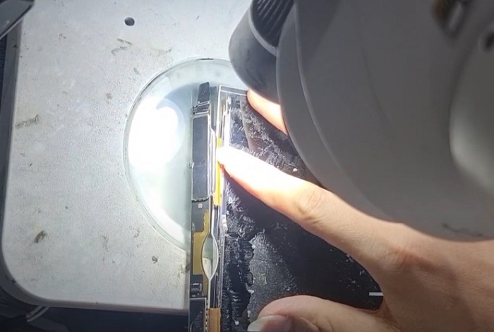 Khắc phục màn hình iPad Air 2 bị nhòe màu bằng cách ép cáp màn hình