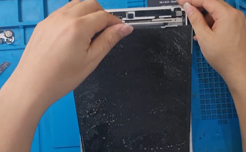 Khắc phục màn hình iPad Air 2 bị nhòe màu bằng cách ép cáp màn hình