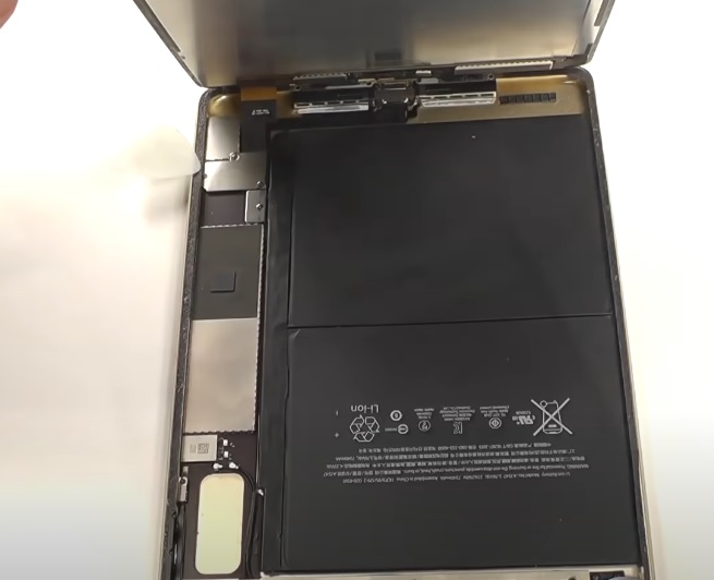 Khắc phục màn hình iPad Air 2 bị nhòe màu bằng cách tháo khung ra lau lại