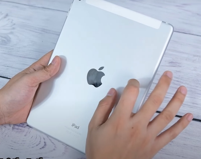 Khắc phục màn hình iPad Air 2 bị nhòe màu bằng cách vỗ vào lưng máy
