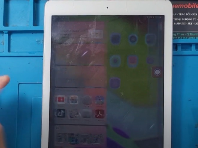 Vì sao màn hình iPad Air 2 bị nhòe màu?