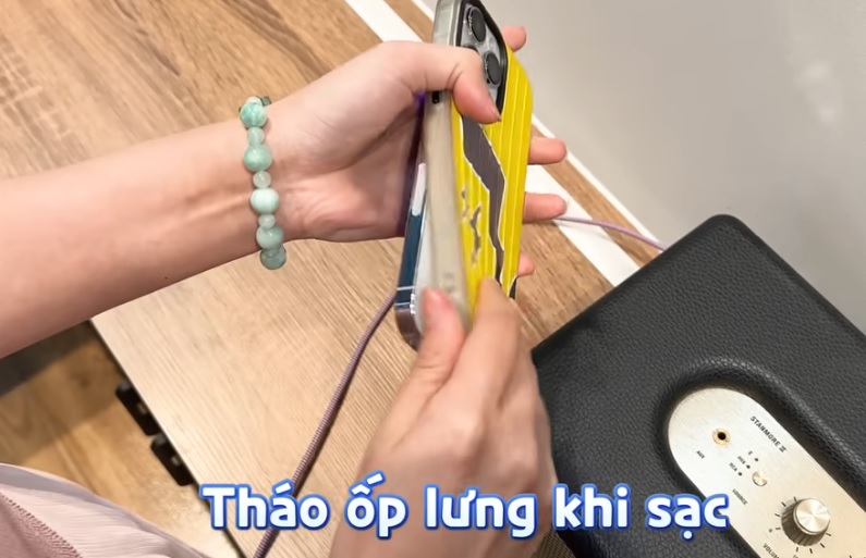 Khắc phục iPhone bị nóng phần Camera bằng cách tháo ốp điện thoại khi bị nóng Camera