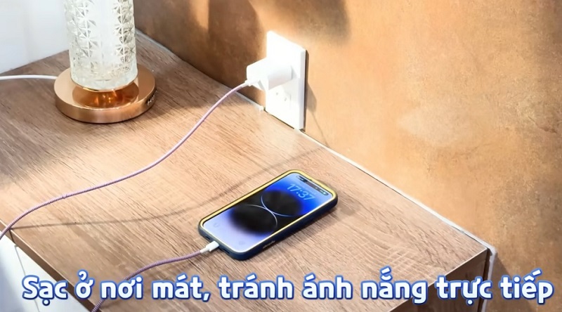 Khắc phục iPhone bị đen màn hình nhưng vẫn có tiếng bằng cách Sạc pin điện thoại và theo dõi