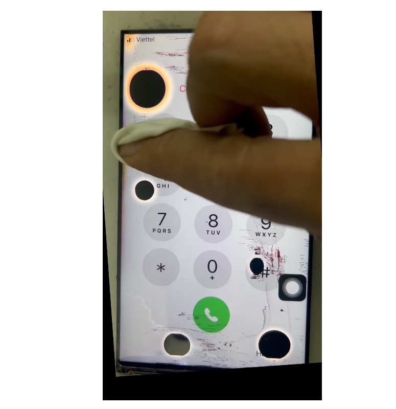 Cách khắc phục iPhone X bị chảy mực bằng cách bóp vết mực loang