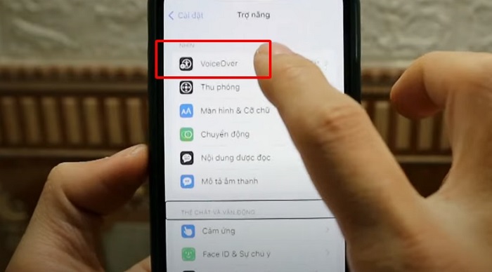 Khắc phục iPhone không vuốt được từ dưới bằng cách tắt tính năng Voice Over
