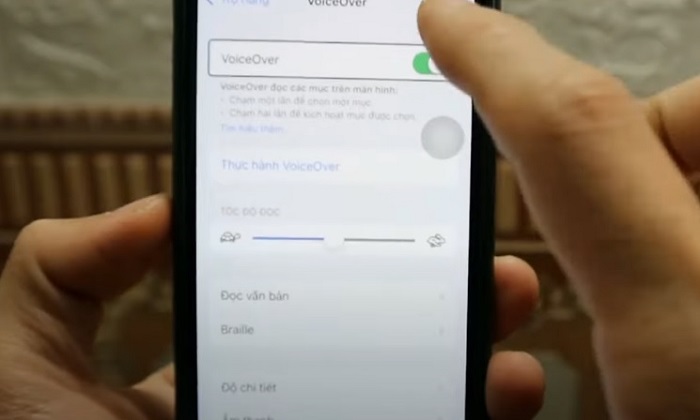 Khắc phục iPhone không vuốt được từ dưới bằng cách tắt tính năng Voice Over