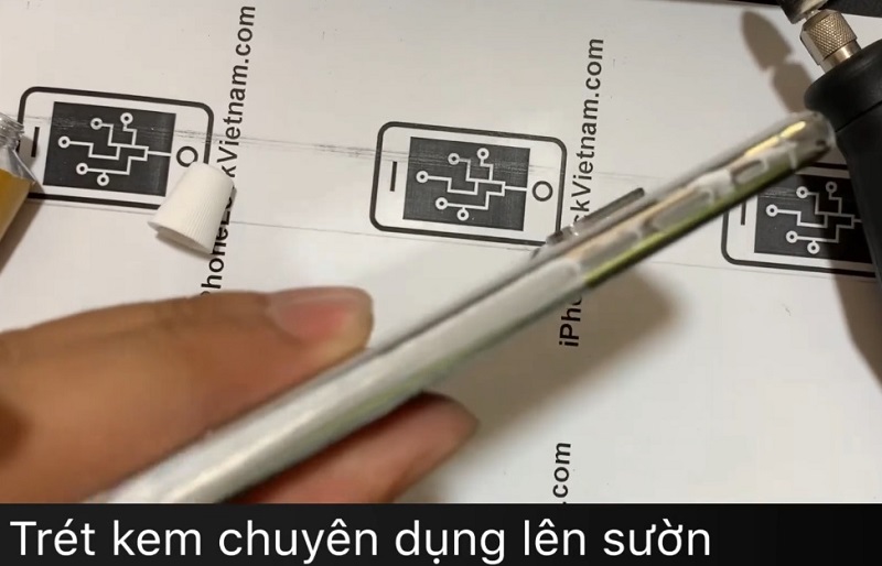 Sử dụng kem đánh bóng chuyên dụng khắc phục iPhone X tróc viền