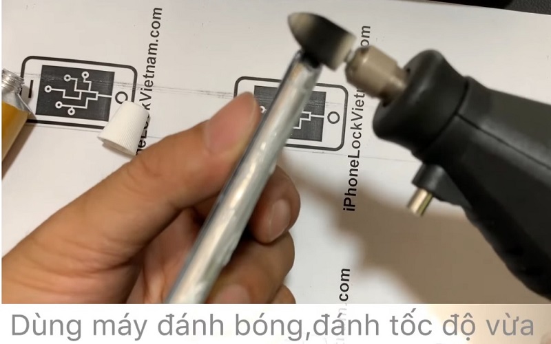 Sử dụng kem đánh bóng chuyên dụng khắc phục iPhone X tróc viền