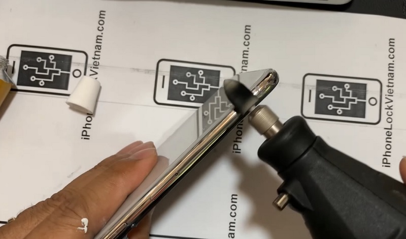 Sử dụng kem đánh bóng chuyên dụng khắc phục iPhone X tróc viền