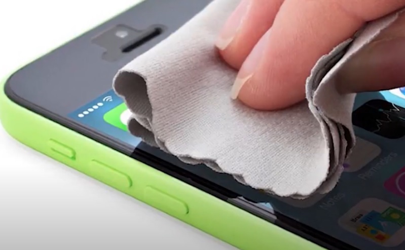 Vệ sinh lại máy và màn hình khắc phục màn hình iPhone bị phản quang