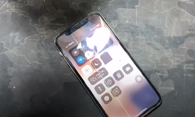 Dấu hiệu màn hình iPhone XS Max bị sọc xanh