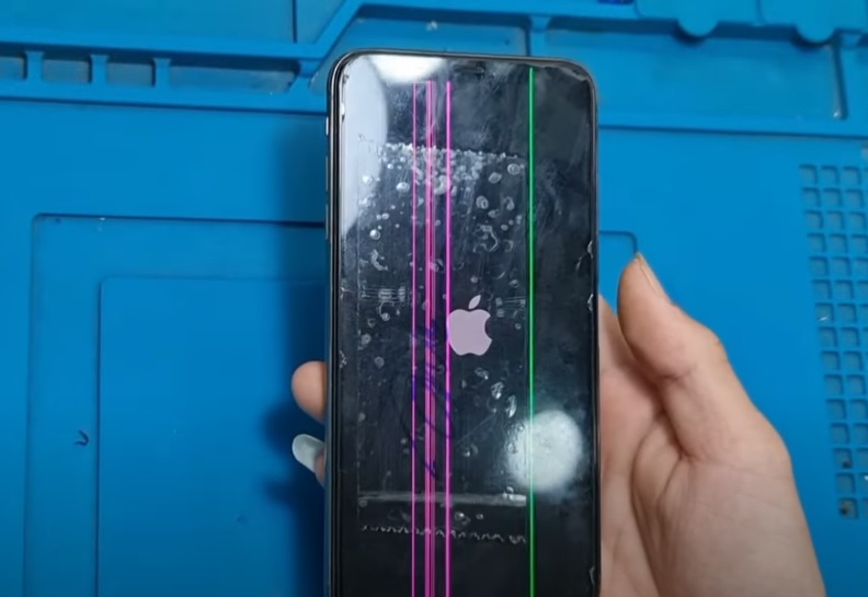 Dấu hiệu màn hình iPhone XS Max bị sọc xanh