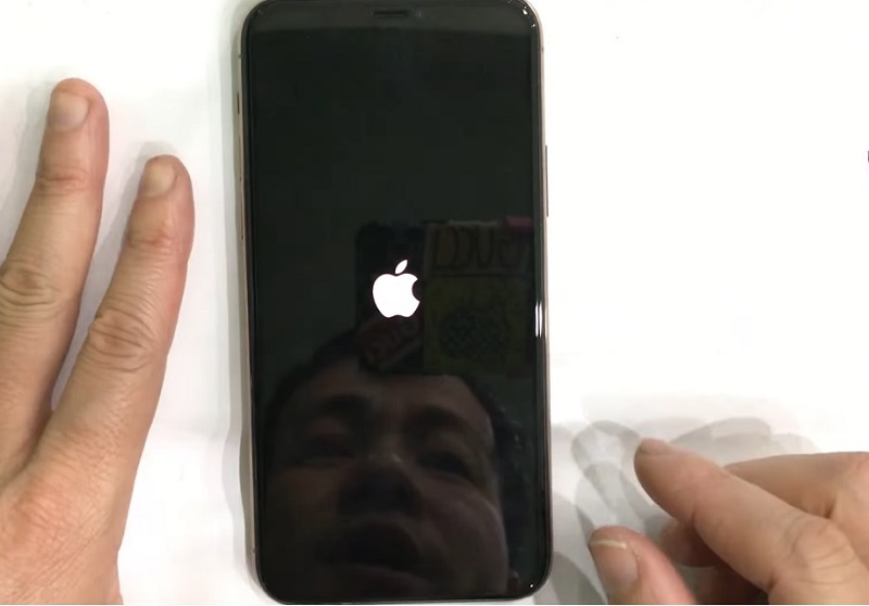 Khắc phục iPhone bị phóng to màn hình khóa bằng cách khởi động lại máy