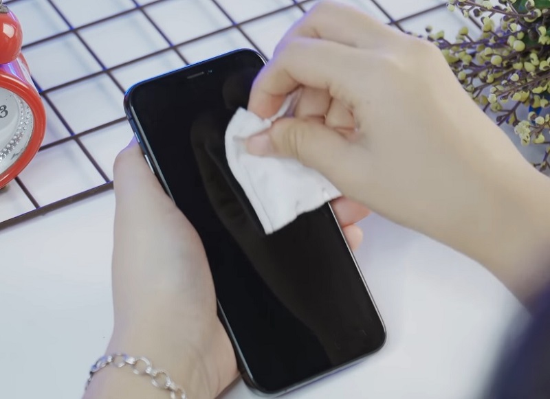 Khắc phục iPhone 11 bị đơ màn hình bằng cách vệ sinh toàn bộ máy