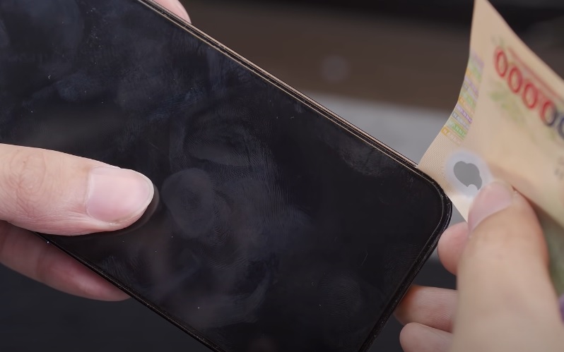 Nguyên nhân iPhone bị đen màn hình mà vẫn có tiếng do bong keo cường lực điện thoại