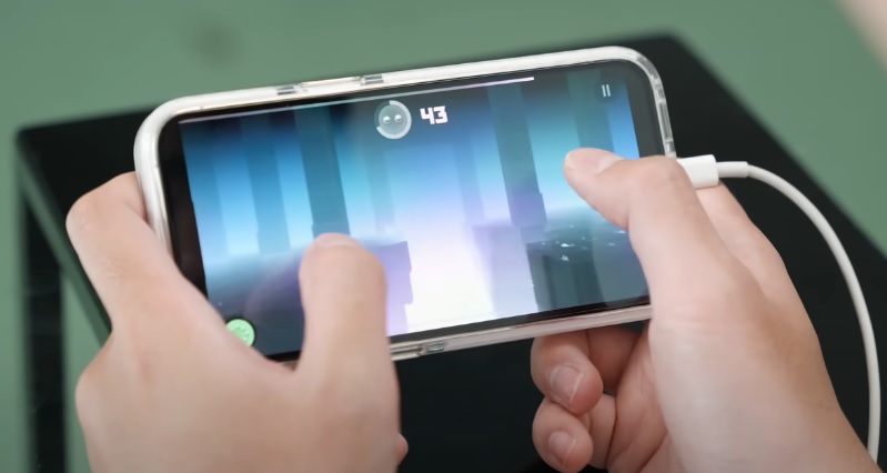 iPhone bị giật bị nhiễm điện do Vừa sạc vừa dùng điện thoại