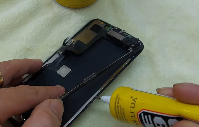 Khắc phục iPhone X bị hở viền màn hình bằng cách dán lại lớp keo màn hình bị bong