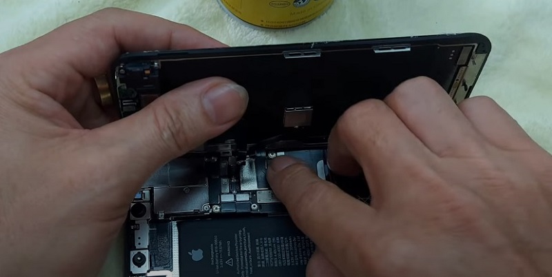 Khắc phục iPhone X bị hở viền màn hình bằng cách dán lại lớp keo màn hình bị bong