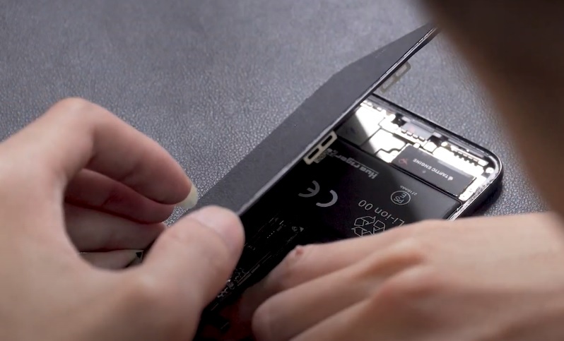 Khắc phục iPhone X bị hở viền màn hình bằng cách ép kính màn hình