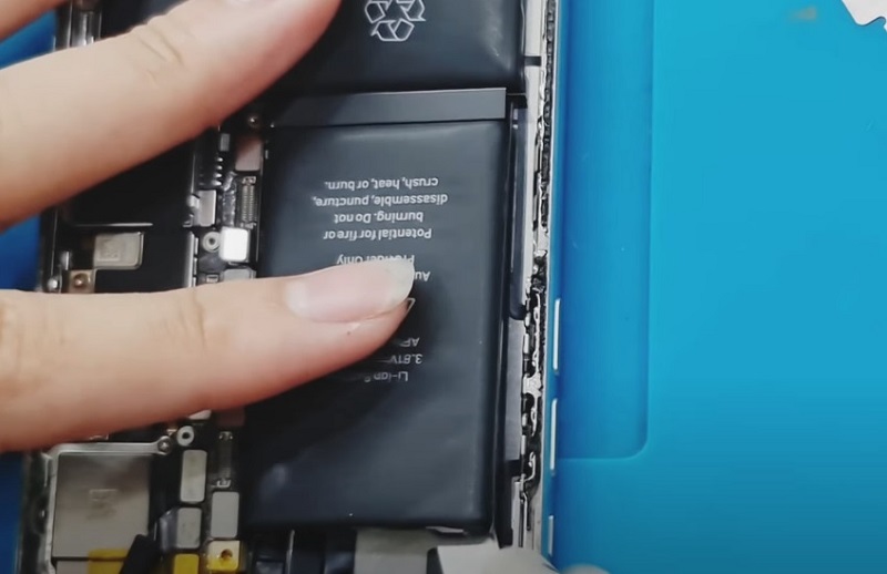 Khắc phục màn hình iPhone tự nhiên bị tối bằng cách thay pin điện thoại